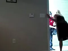 큰 엉덩이 busty 금발의 뜨거운 깜박 피자 소녀