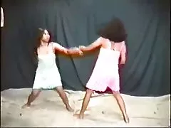 아시아 소녀에서 싸 nightgowns