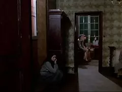 젊은 금발을 가져옵벗은 앞에서 남고 있습니다.