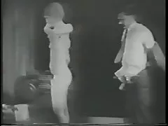 Horny chick 손가락 그녀의 음부에 검은색 및 흰색 포르노