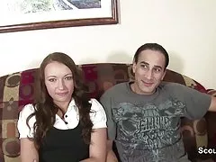 좋은 란제리와 함께 처음으로 포르노 주조에 마른 청소년