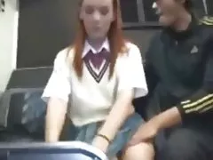 Redhead 소녀 버스를 유혹