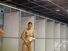 화려한 몸 금발 샤워를 걸립니다.