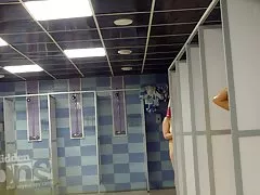 아름 다운 황갈색 라인 벌 거 벗은 여자는 샤워를 걸립니다.