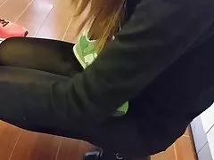 빛나는 검은 스타킹에 섹시 한 게 여자