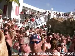 스윙 어와 milfs gilfs 젖은 tshirt 대회