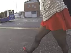 공공 upskirt 플래시 발견 뜨거운 빨간 미니 드레스 노 팬티