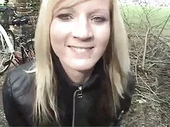 공원에서 cumslut 같은 금발 행위