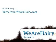 그녀의 부엌에서 테리 제거 하 고 섹시 한 몸매를 보여줍니다.