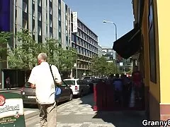 할머니는 젊은 pickuper에 의해 완전히 걸 레가 되 면