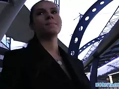 hornyagent ponytailed 갈색 짜증과 역에서 잤 어 요