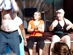 털이 가슴 contest 할아버지가 더스트립