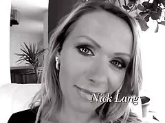 환상적인 금발의 섹시한중년여성이 망가져 가는 Vivian