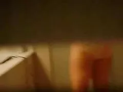 I spied 엄마를 통해 창습니다. 그녀는 육안으로는 욕실