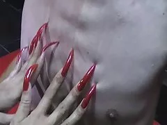 Long 날카로운 손톱 스크래치 가슴의 남자