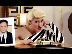 작은 아시아 음경의 노래에 의하여 금발의 clone Gwen Stefani