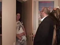 귀여운 십 대 및 오래 된 교사