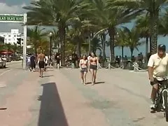 옆집 키 큰 여자는 짧은 금발 귀 염 둥이 의해 선택