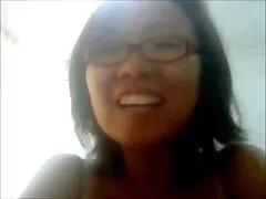 아시아 소녀 admires 닭