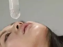 아름 다운 젊은 일본 여자 얼음 거 시기 입으로