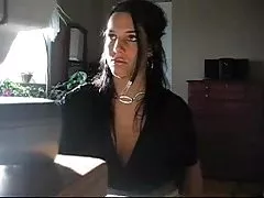 섹시 한 갈색 머리 여자는 그녀의 가슴을 보여줍니다.