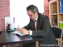 Sonia 느끼고 싶은 그녀 교사가 우등 안에서 그녀의 입에