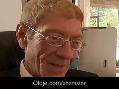 젊은이클리닝 girl 섹 낡 보스를 지켜 그녀의 직업