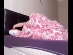 Ebru kereme bacak omza veriyor