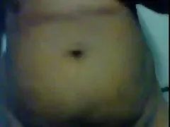 세상은 달라진 것 없이 여전히 돌아는 그녀의 섹시한 가슴