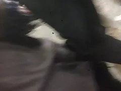 가죽 자 켓에 그녀에 게 그것을 보여주는 여자 사정