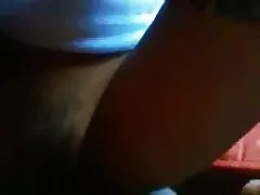 부끄러워하 십대 소녀를 가져옵 망 야외