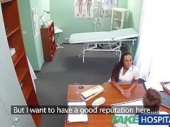 fakehospital 젊은 의사는 그의 섹시 한 새로운 간호사를 잤 어 요