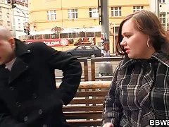 그는 놀이 대 한 뚱뚱한 여자를 선택