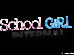 귀여운 학교 소녀가 임신을 가져옵