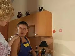 뜨거운 유부 녀 milf 젊은 소년을 잤 어 요