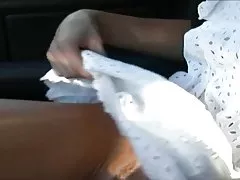 뜨거운 갈색 머리 milf 남자의 뻣 뻣 한 장 대를 타고 후 정액 먹도록