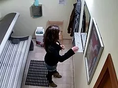 숨겨진된 캠 소녀 일광 욕실에서 그녀의 음부를 만지고 있다