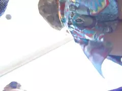 남자 친구와 함께 걷고 upskirt 뱃사공