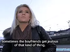 hornyagent 표백된 금발 아가씨가 야외에서 좆 되 면