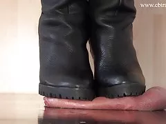 수 탉과 볼 아래 짓 밟 고 거친 부츠