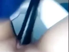 한 어린 소녀 masturbating 거대한 스틱