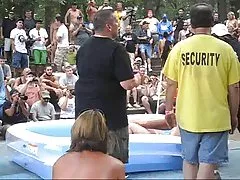 섹시 한 여자 야외 오일 레슬링과 폰에서 물건