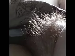 해가 빛나는 그녀의 긴 천연 Bush