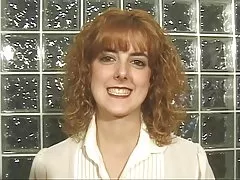 Redhead undresses 및 fondles 그녀의 가슴과 음부