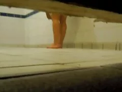 샤워 하는 동안 젊은 아름 다운 소녀. 뱃사공은 체포!