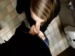 를 사용하여 공중 목욕탕을 빨다 닭