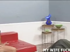 아내는 큰 수 탉을 보고 사랑 할 것 이다