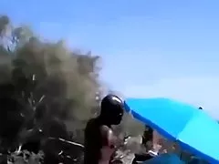 Cuckold 아내에서는 해변의 많은 onlookers