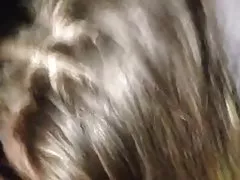 그것은 백인 소녀에게 말은 입으로 젖