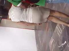 una madurita en minifalda saliendo 델 메트로